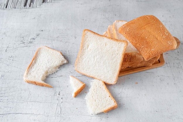 Brotschieber auf weißem Holzuntergrund