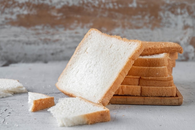 Brotschieber auf weißem Holzuntergrund