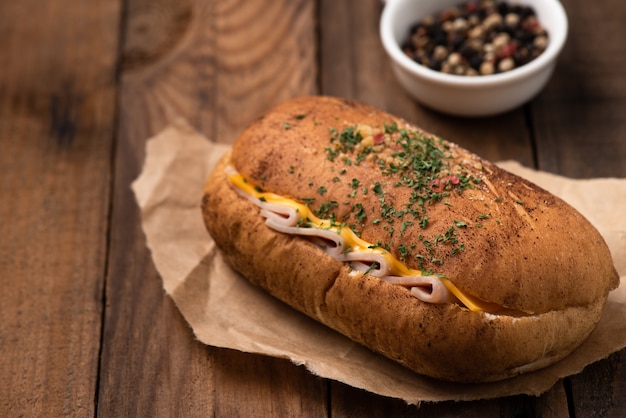 Brotschinkenkäse auf Holz