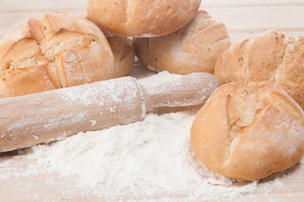 Brotsorten frisch gebacken mit Mehl in einer Bäckerei