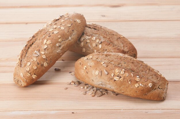 Brotsorten frisch gebacken mit Mehl in einer Bäckerei