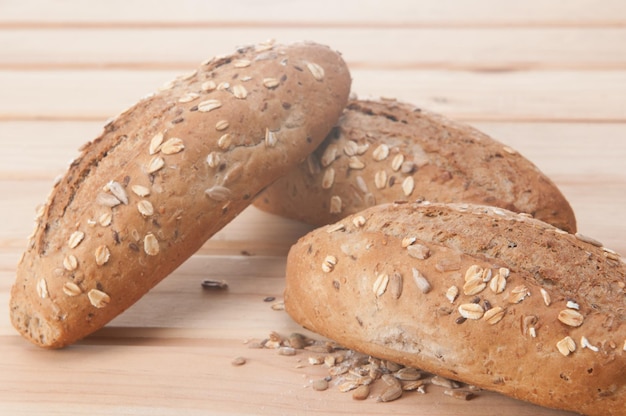 Brotsorten frisch gebacken mit Mehl in einer Bäckerei