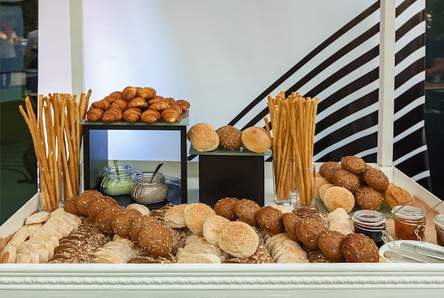 Brotsortiment bei der Veranstaltung Croissants, Brötchen mit Kernen und Grissini, Marmelade und Kitt