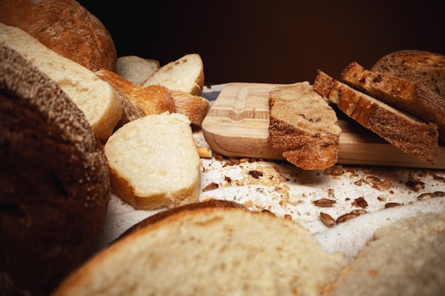 Brotsortiment hautnah schneiden