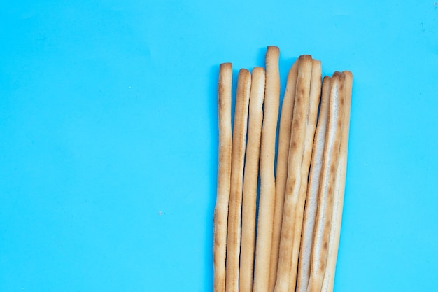 Brotstangen auf blauem Hintergrund