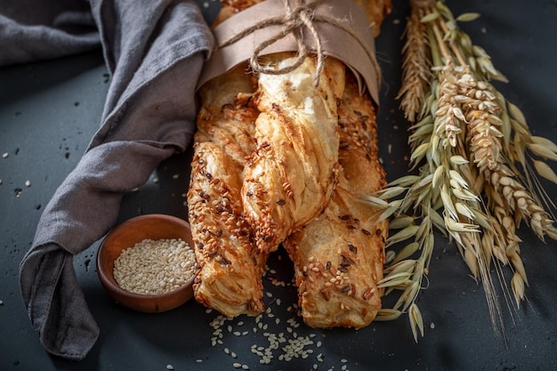 Brotstangen auf dem Tisch in der rustikalen Küche