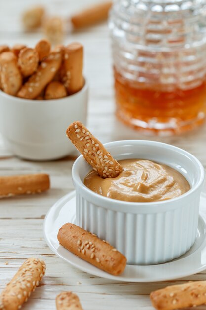 Brotstangen mit Senf-Honig-Dip-Sauce