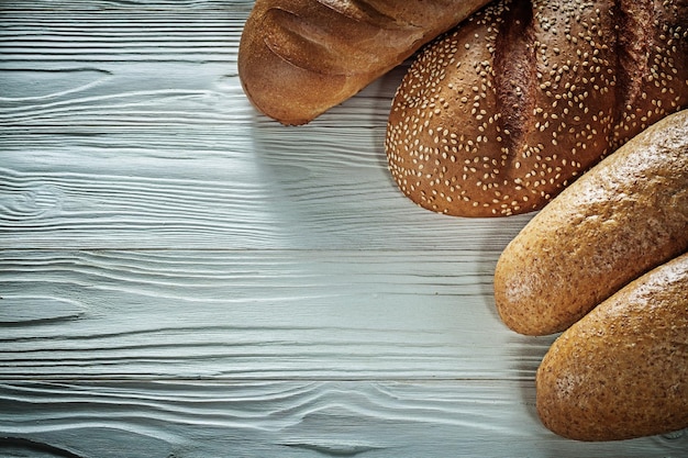 Brotstangenbrot auf weißer Tafel