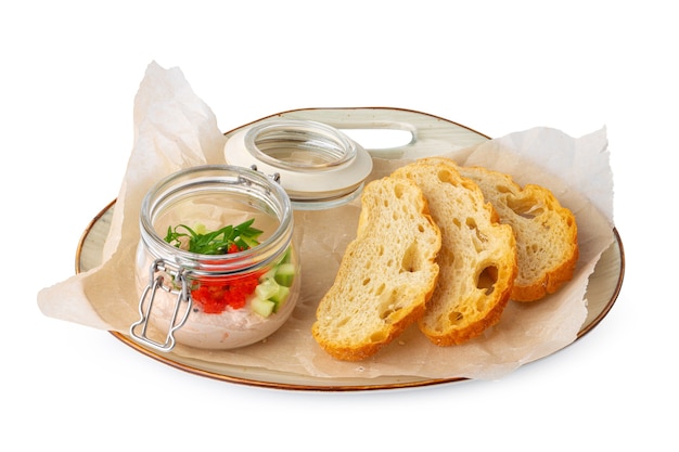 Brotstücke mit Fischpastete isoliert auf weiß