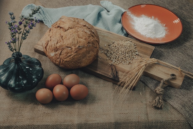 Brotteig mit Eiern und Zutaten für traditionelles rustikales Brot