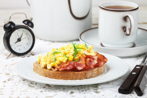 Brottoast mit durcheinandergemischten Eiern