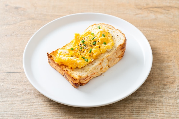 Brottoast mit Rührei auf weißem Teller