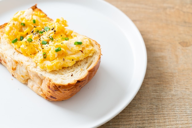 Brottoast mit Rührei auf weißem Teller