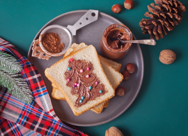 Brottoast mit Schokoladencremebutter mit Weihnachtsbaum