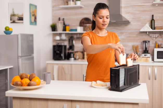 Brottoaster in der Küche mit niemandem drin. Moderne Küche Kaffeemaschine.