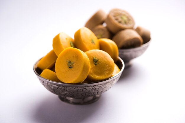 Brown and Kesar Pedha oder Peda ist ein traditionelles indisches Süßgericht aus Milch, Mawa oder Khoya und Safran