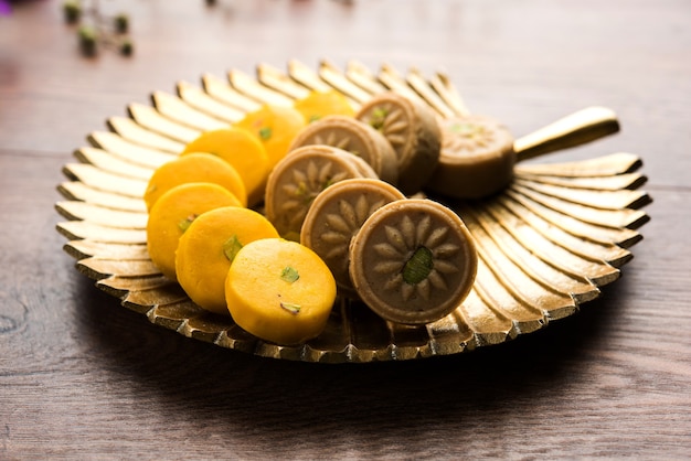 Brown and Kesar Pedha ou Peda é um prato doce tradicional indiano feito de leite, mawa ou khoya e açafrão