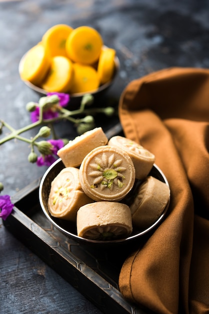 Brown and kesar pedha ou peda é um prato doce tradicional indiano feito de leite, mawa ou khoya e açafrão