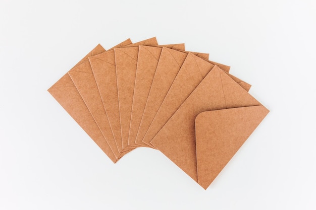 Brown bereiten Pappumschläge auf dem weißen Hintergrund auf. Vorlage für leeren Umschlag aus Bastelpapier