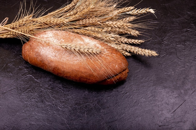 Brown Buchweizenbrot auf schwarzer Oberfläche frisch gebackenes hausgemachtes Brot