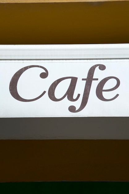 Brown-Café-Zeichen auf weißem Hintergrund