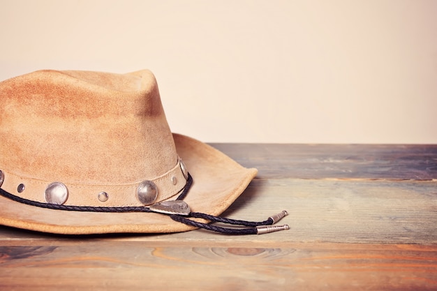 Brown-Cowboyhut auf einem Holztisch