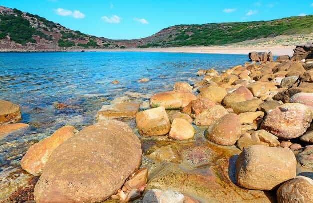 Brown-Felsen in Porticciolo-Strand Sardinien