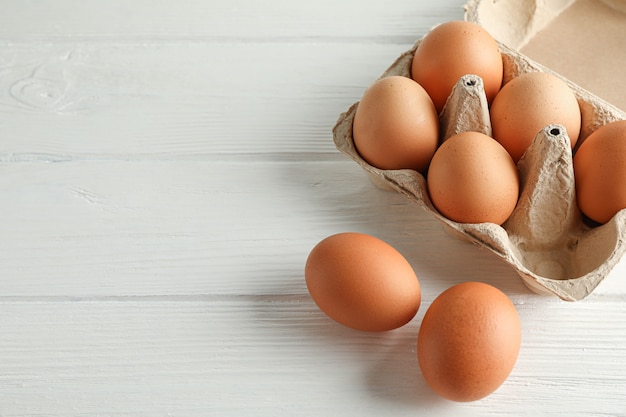 Brown huevos de gallina en caja de cartón en blanco