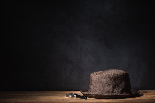 Foto brown-hut und -lupen auf holztisch