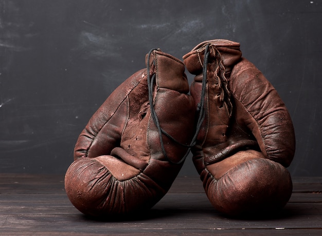 Brown Leder Vintage Boxhandschuhe auf einem schwarzen Hintergrund