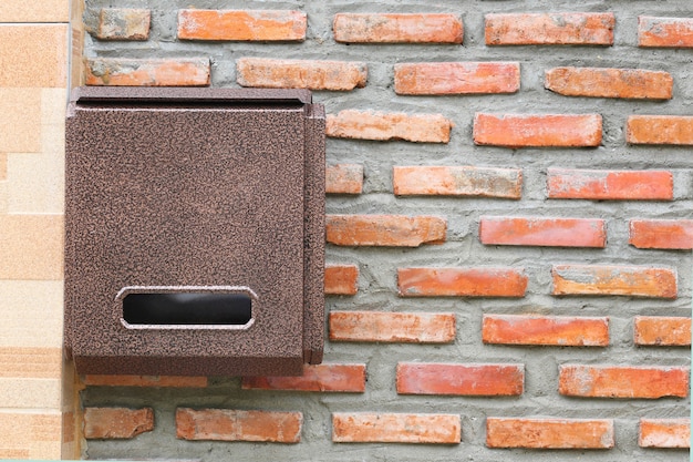 Brown Mailbox auf Backsteinmauer.