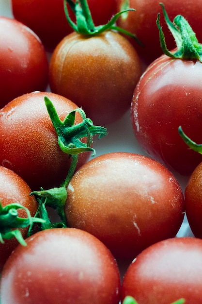 Brown saftige Kirschtomaten mit Stielen