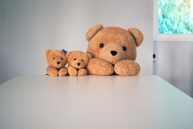 Brown Teddybär tauchte aus dem Tisch Kindheit Spiele