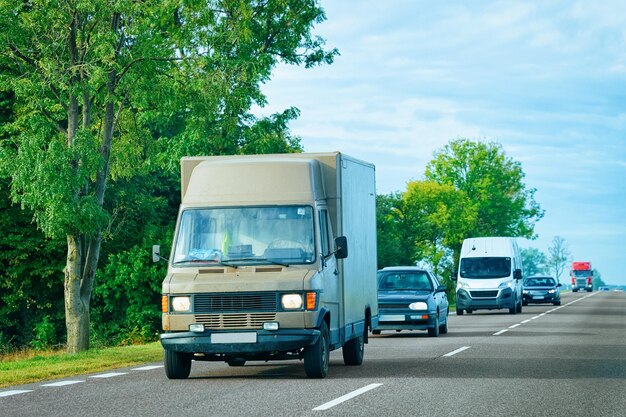 Brown Van an der Asphaltstraße in Slowenien.