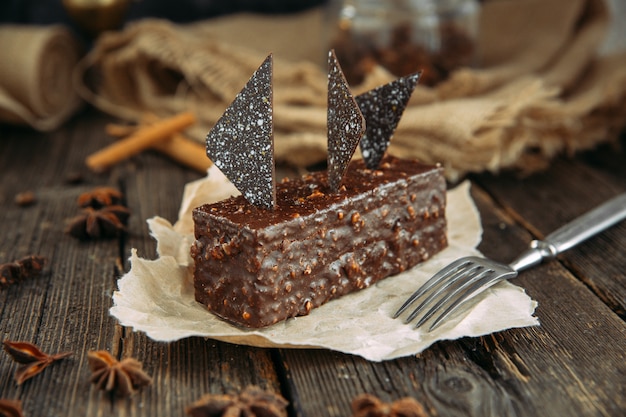 Brownie auf Holztisch mit Gabel. Landhausstil.