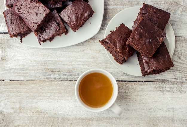 Brownie caseiro do biscoito com homem forte verde para o café da manhã. Foco seletivo. Fundo de madeira