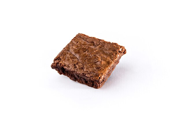 Brownie caseiro em fundo branco.