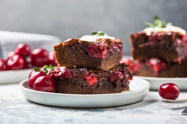 Brownie de cereza sabroso en un plato