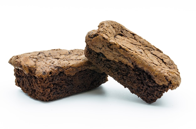 Un brownie de chocolate aislado en el fondo de whtie.