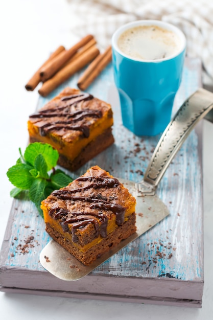 Brownie de chocolate con una calabaza sobre un fondo claro. Enfoque selectivo.