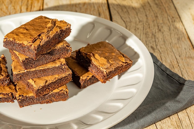 Brownie de chocolate casero cuadrado sobre la mesa en un plato blanco delicioso postre sabroso