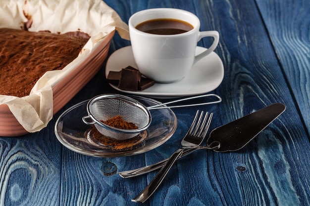 Brownie de chocolate casero en una sartén solo del horno sobre fondo de madera oscura