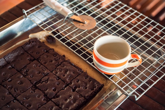 Brownie de chocolate con chispas de chocolate y taza en parrilla