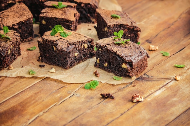 Brownie de chocolate, enfoque selectivo. comida y bebida.