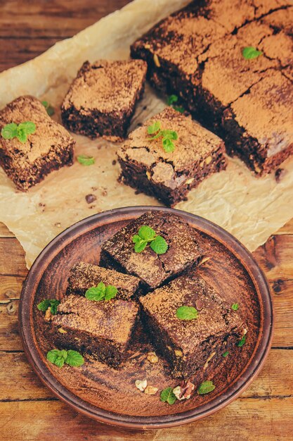 Brownie de chocolate, enfoque selectivo. comida y bebida.