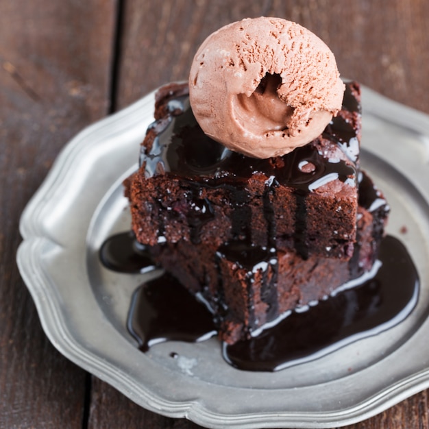 Foto brownie de chocolate con frambuesas en glaseado de chocolate.