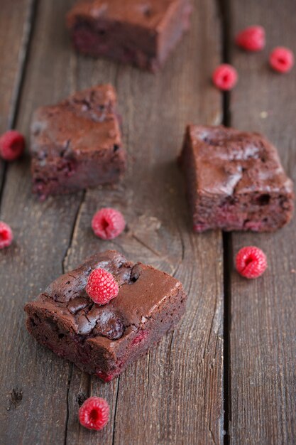 Brownie de chocolate con frambuesas.