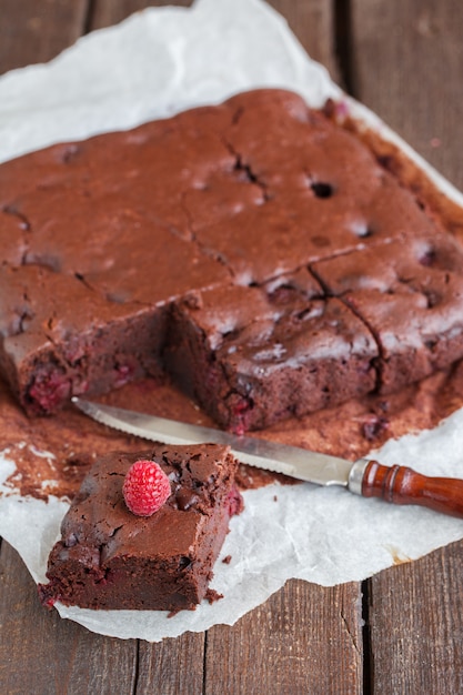 Brownie de chocolate con frambuesas