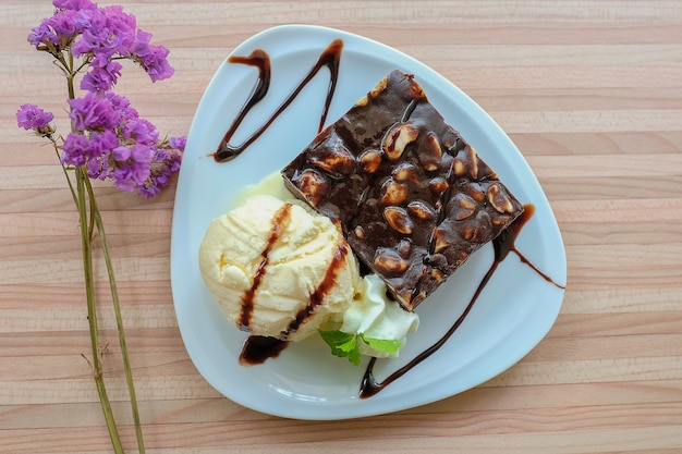 Brownie de chocolate y helado de vainilla