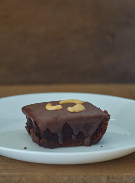 Brownie de chocolate en madera